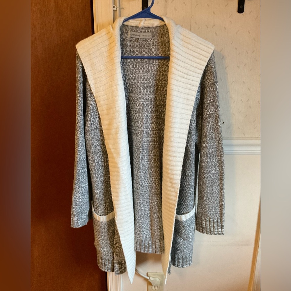 Absolutely Famous: black and white long sweater size 1X. With 2 front pockets.